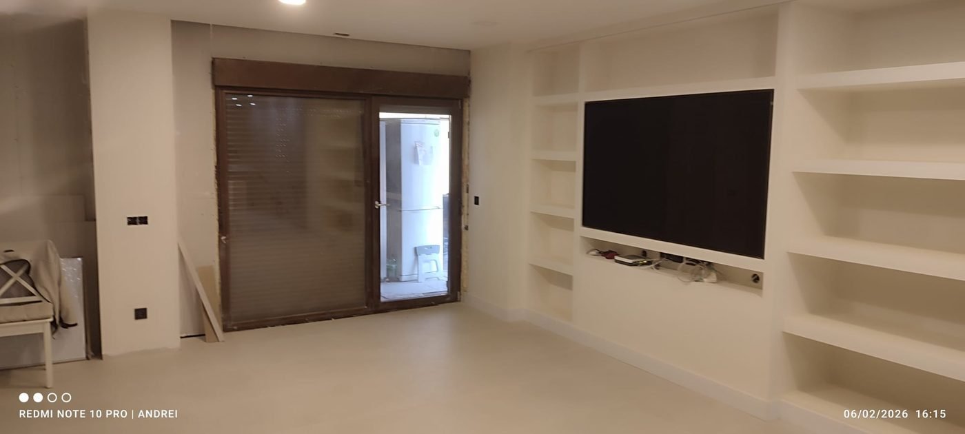 Salón con mueble de TV a medida reformado por Reformabonita