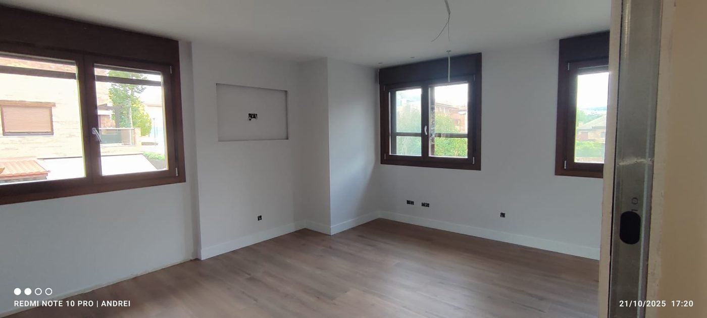 Dormitorio con tarima